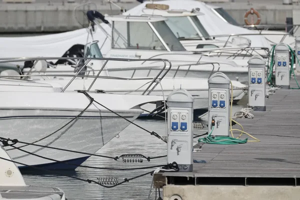 İtalya, Sicilya, Akdeniz, Marina di Ragusa; 15 Şubat 2017, tekneler ve Lüks Yatlar port - Editörden — Stok fotoğraf