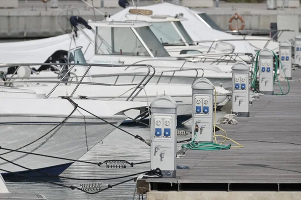 Itália, Sicília, Mar Mediterrâneo, Marina di Ragusa; 15 Fevereiro 2017, barcos e iates de luxo no porto - EDITORIAL — Fotografia de Stock
