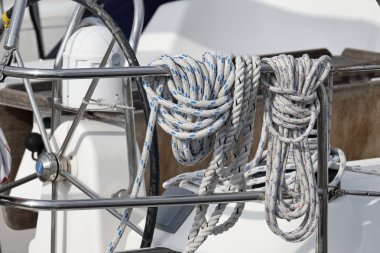 İtalya, Sicilya, Akdeniz, deniz halatlar üzerinde bir yelkenli tekne liman
