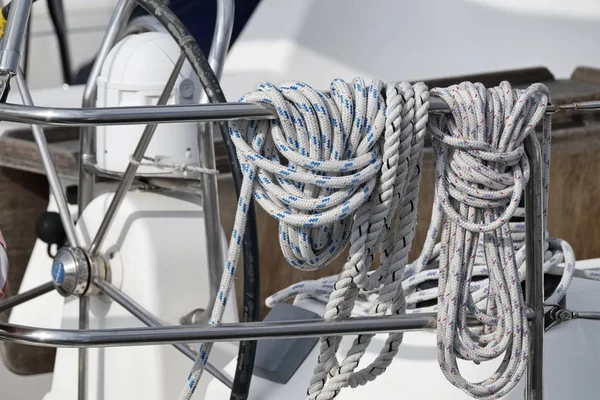Italië, Sicilië, Middellandse Zee, nautische touwen op een zeilschip in de haven — Stockfoto
