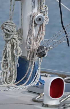 İtalya, Sicilya, Akdeniz, Marina di Ragusa; 15 February2017, Vinç ve deniz halatlar üzerinde bir yelkenli tekne - editoryal mast