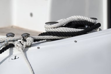 İtalya, Sicilya, Akdeniz, sınır elemanları ve bir Yelkenli tekne deniz halatlar