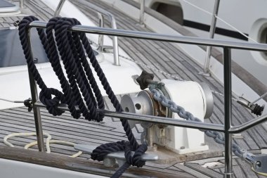 İtalya, Sicilya, Akdeniz, demir zinciri ve bir Yelkenli tekne liman deniz halatlar