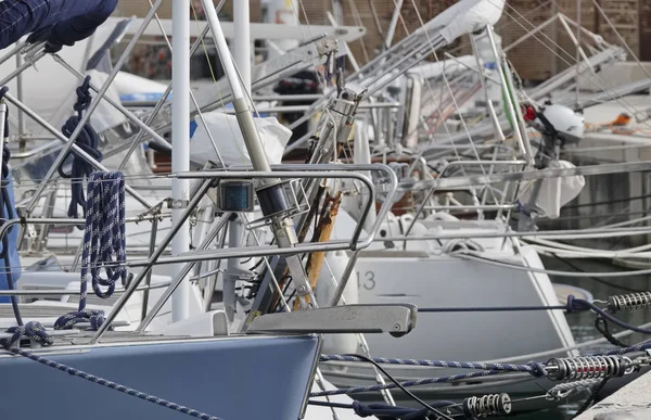 Itálie, Sicílie, Středozemní moře, Marina di Ragusa; luxusní jachty v přístavu — Stock fotografie