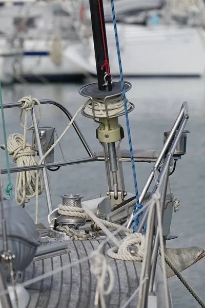 Italien, Sizilien, Mittelmeer, Segelboot im Hafen, Winde und nautische Seile — Stockfoto