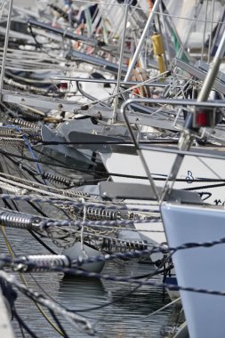 İtalya, Sicilya, Akdeniz, Marina di Ragusa; Lüks Yatlar ve liman deniz halatlar