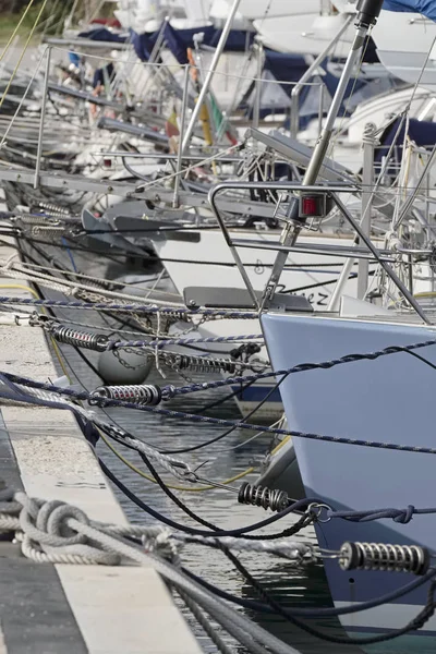 Itália, Sicília, Mar Mediterrâneo, Marina di Ragusa; barcos à vela e cordas náuticas no porto — Fotografia de Stock