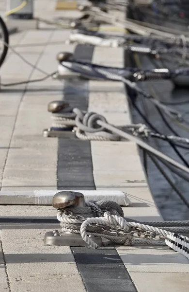 Italy, Sicily, Marina di Ragusa, bollards and nautical ropes in the port — Stock Photo, Image