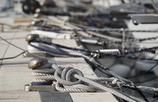 Italy, Sicily, Marina di Ragusa, bollards and nautical ropes in the port — Stock Photo, Image