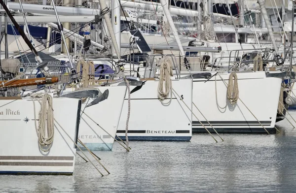 Италия, Сицилия, Средиземное море, Marina di Ragusa; 15 февраля 2017, салют лодок в порту - РЕДАКЦИЯ — стоковое фото