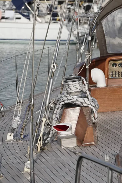 Italien, Sizilien, Mittelmeer, Segelboot im Hafen, Winde und nautische Seile — Stockfoto