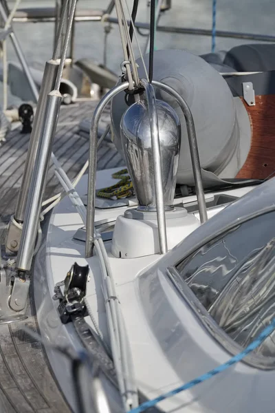 Italia, Sicilia, Mar Mediterraneo, Marina di Ragusa; barca a vela nel porto — Foto Stock