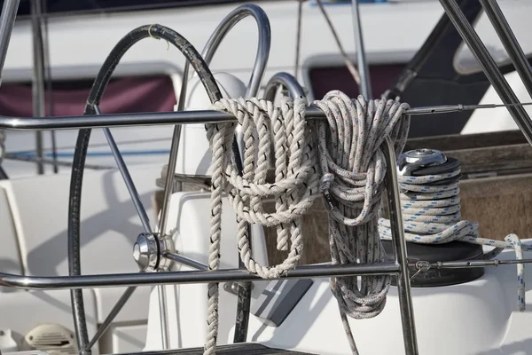 Italien, Sicilien, Medelhavet; 15 februari 2017, segelbåt i hamnen, vinsch och nautiska rep - ledare — Stockfoto