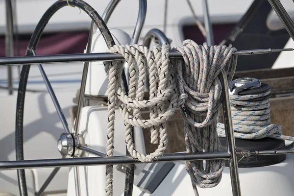 Italia, Sicilia, Mar Mediterraneo; 15 febbraio 2017, barca a vela in porto, verricello e corde nautiche - EDITORIALE — Foto Stock