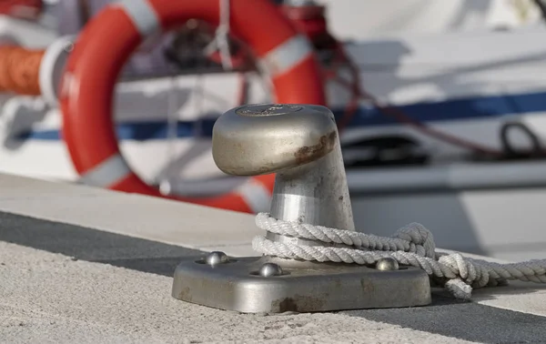 Italien, Sicilien, Marina di Ragusa, pollare och nautiska linor i hamnen — Stockfoto