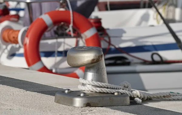Italy, Sicily, Marina di Ragusa, bollard and nautical ropes in the port — Stock Photo, Image