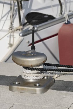 İtalya, Sicilya, Marina di Ragusa; 15 Şubat 2017, baba ve Port - yazı işleri deniz halatlar