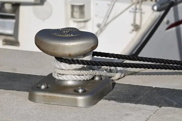 Italy, Sicily, Marina di Ragusa; 15 February 2017, bollard and nautical ropes in the port - EDITORIAL — Stock Photo, Image