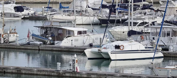 Ιταλία, Σικελία, στη Μεσόγειο θάλασσα, Marina di Ragusa? 18 Φεβρουαρίου 2017, βάρκες και πολυτελή σκάφη στο λιμάνι - συντακτική — Φωτογραφία Αρχείου