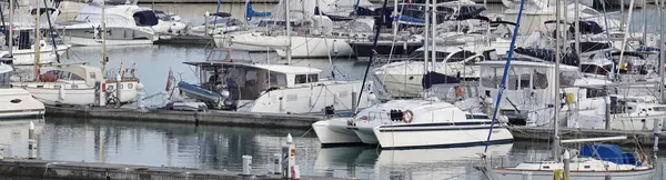 Italien, Sizilien, Mittelmeer, Marina di ragusa; 18. Februar 2017, Boote und Luxusyachten im Hafen - Leitartikel — Stockfoto