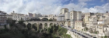 İtalya, Sicilya, Ragusa; 16 Aralık 2011, kasaba ve onun taş köprüler - içerik görünümü