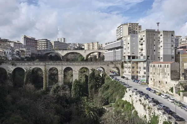 Italie, Sicile, Raguse ; 16 décembre 2011, vue sur la ville et ses ponts en pierre - ÉDITORIAL — Photo