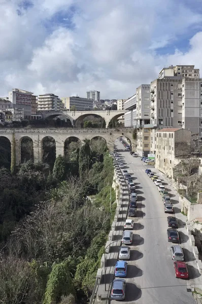 Italie, Sicile, Raguse ; 16 décembre 2011, vue sur la ville et ses ponts en pierre - ÉDITORIAL — Photo