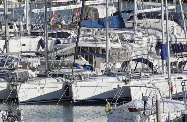 Италия, Сицилия, Средиземное море, Marina di Ragusa; 21 февраля 2017, салют лодок в порту - РЕДАКЦИЯ — стоковое фото
