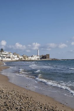 İtalya, Sicilya, Akdeniz, Punta Secca (Ragusa eyaletinde), plaj ve deniz feneri küçük kasabada görüntülemek