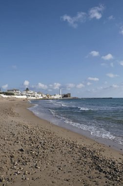 İtalya, Sicilya, Akdeniz, Punta Secca (Ragusa eyaletinde), plaj ve deniz feneri küçük kasabada görüntülemek