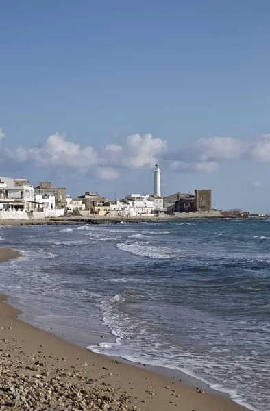 Italië, Sicilië, Middellandse Zee, Punta Secca (provincie Ragusa), zicht op het strand en de vuurtoren in het kleine stadje — Stockfoto