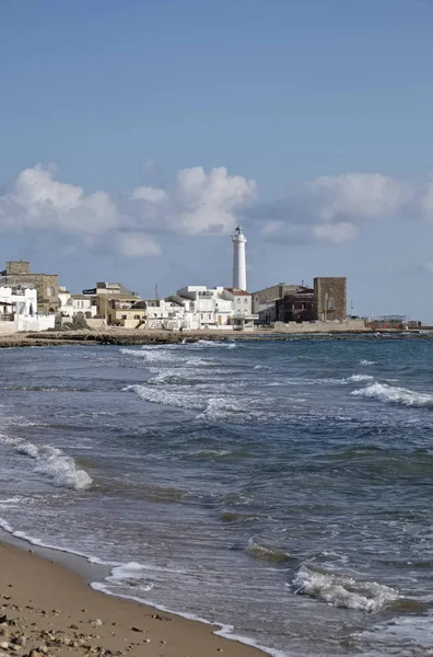 İtalya, Sicilya, Akdeniz, Punta Secca (Ragusa eyaletinde), plaj ve deniz feneri küçük kasabada görüntülemek