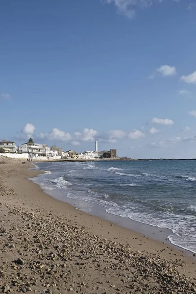 Itálie, Sicílie, Středozemní moře, Punta Secca (provincie Ragusa), pohled na pláž a k majáku v městečku — Stock fotografie