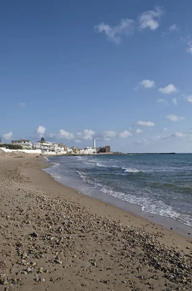 İtalya, Sicilya, Akdeniz, Punta Secca (Ragusa eyaletinde), plaj ve deniz feneri küçük kasabada görüntülemek