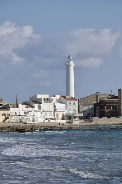 Italien, Sizilien, Mittelmeer, Punta Secca (Provinz Ragusa), Blick auf den Strand und den Leuchtturm in der kleinen Stadt — Stockfoto