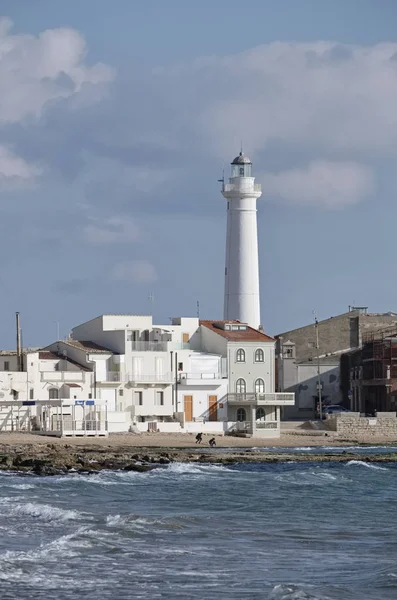 Italie, Sicile, Mer Méditerranée, Punta Secca (Province de Raguse), vue sur la plage et le phare dans la petite ville — Photo