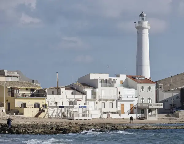 Itálie, Sicílie, Středozemní moře, Punta Secca (provincie Ragusa), pohled na pláž a k majáku v městečku — Stock fotografie