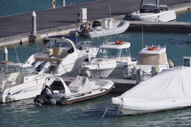 İtalya, Sicilya, Akdeniz, Marina di Ragusa; 1 Şubat 2017, tekneler ve Lüks Yatlar port - Editörden