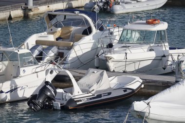 İtalya, Sicilya, Akdeniz, Marina di Ragusa; 1 Şubat 2017, tekneler ve Lüks Yatlar port - Editörden