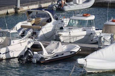 İtalya, Sicilya, Akdeniz, Marina di Ragusa; 1 Şubat 2017, tekneler ve Lüks Yatlar port - Editörden