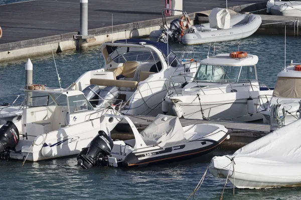 Italie, Sicile, Méditerranée, Marina di Ragusa ; 1 Mars 2017, bateaux et yachts de luxe dans le port - EDITORIAL — Photo