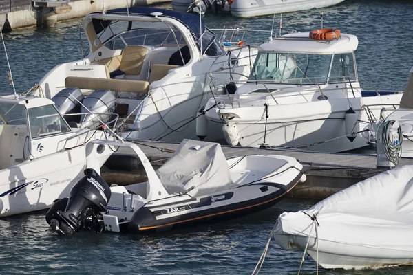 Italië, Sicilië, Middellandse Zee, Marina di Ragusa; 1 maart 2017, jachten boten en luxe in de haven - redactie — Stockfoto
