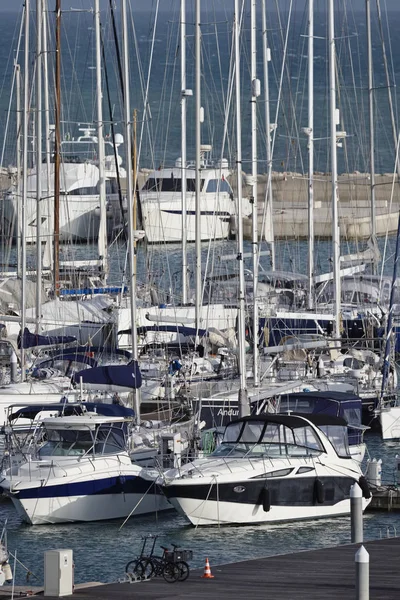 Italië, Sicilië, Middellandse Zee, Marina di Ragusa; 1 maart 2017, jachten luxe in de haven - redactie — Stockfoto