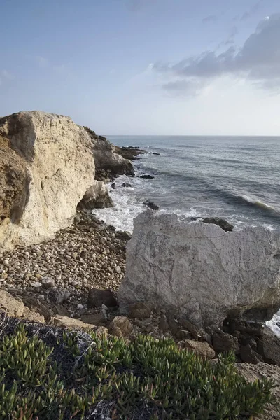 Italie, Sicile, Mer Méditerranée, vue sur le littoral rocheux du sud-est de l'île près de Scoglitti (Province de Raguse ) — Photo