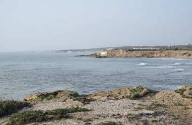 İtalya, Sicilya, Akdeniz, görünümünü Scoglitti (Ragusa eyaletinin yakınındaki adanın Güney Doğu kayalık sahil şeridi)