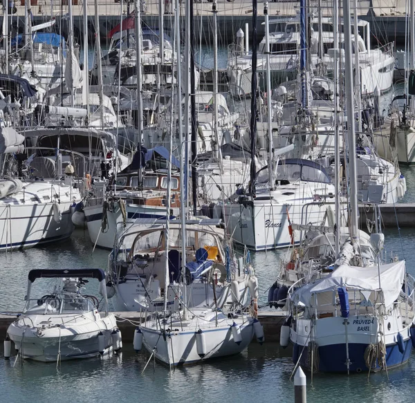 Italia, Sicilia, Mediterraneo, Marina di Ragusa; 3 marzo 2017, barche e yacht di lusso in porto - EDITORIA — Foto Stock