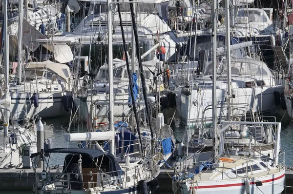 Italia, Sicilia, Mar Mediterráneo, Marina di Ragusa; 3 de marzo de 2017, yates de lujo en el puerto - EDITORIAL —  Fotos de Stock