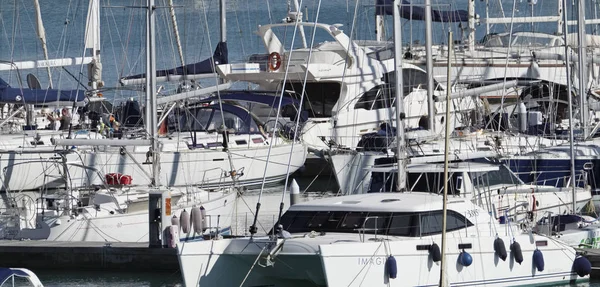 Itália, Sicília, Mar Mediterrâneo, Marina di Ragusa; 3 Março 2017, iates de luxo no porto - EDITORIAL — Fotografia de Stock