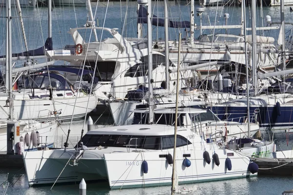 Włochy, Sycylia, Morze Śródziemne, Marina di Ragusa; 3 marca 2017 r., luksusowe jachty w porcie - Redakcja — Zdjęcie stockowe