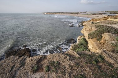 İtalya, Sicilya, Akdeniz, görünümünü Scoglitti (Ragusa eyaletinin yakınındaki adanın Güney Doğu kayalık sahil şeridi)